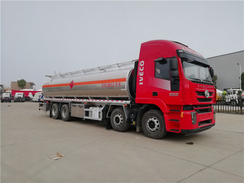 上汽紅巖29.7方前四后八鋁合金運油車，20噸運油車