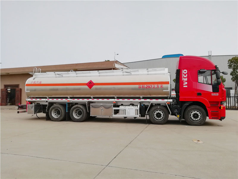 上汽紅巖29.7方前四后八鋁合金運油車，20噸運油車
